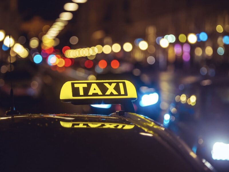 Taxi w Polsce – przewodnik po cenach, aplikacjach i nowoczesnych usługach